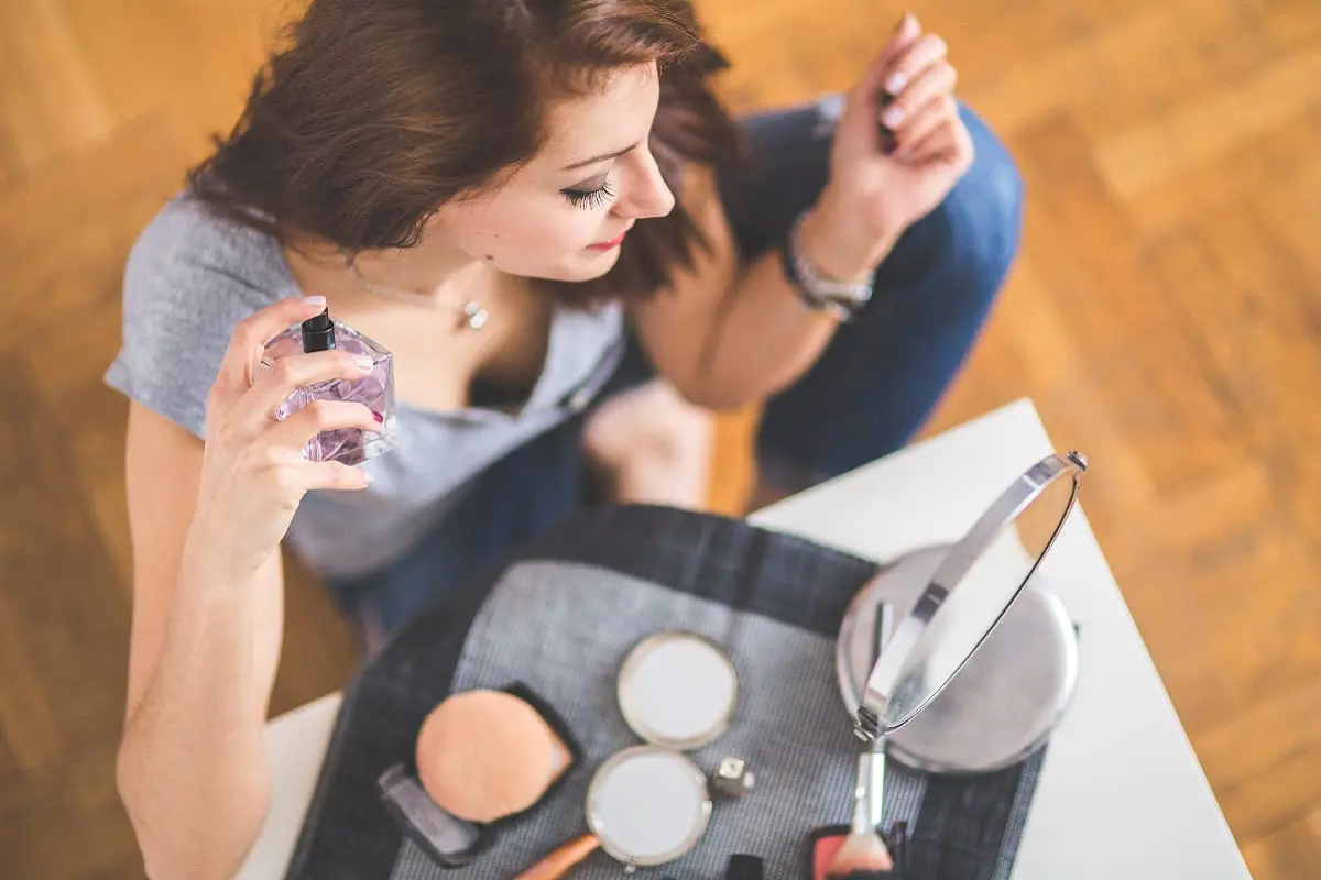 woman putting on makeup